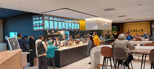 Im Food Corner im Untergeschoss des Lago Einkaufzentrums teilt sich das Thang Long mit einem italienischen Imbiss die Sitzgelegenheiten. ...