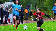 Nico Gasser (links) und die SG Reichenau/R.-Waldsiedlung trennen sich zuhause vom FC Bodman-Ludwigshafen (Adrian Schaal) mit 2:2.