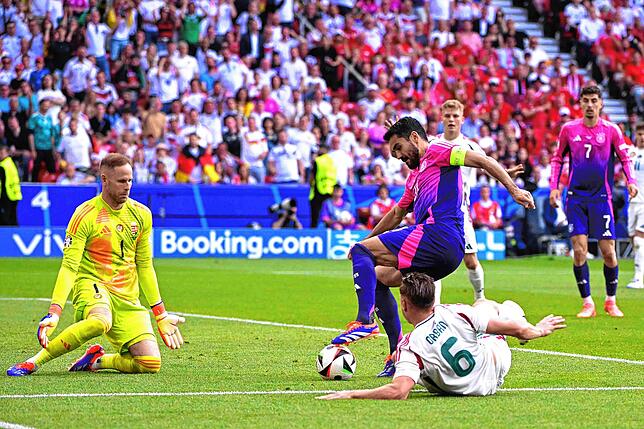 Deutschlands Kapitän lkay Gundogan (am Ball) kurz vor dem Zuspiel auf Jamal Musiala, der dann die 1:0-Führung gegen Ungarn erzielt.