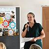 Tina Stark stellt das Ergebnis der Gruppe Soziales vor – eine von sechs, die am Leitbild 2040 für die Gemeinde arbeiten.