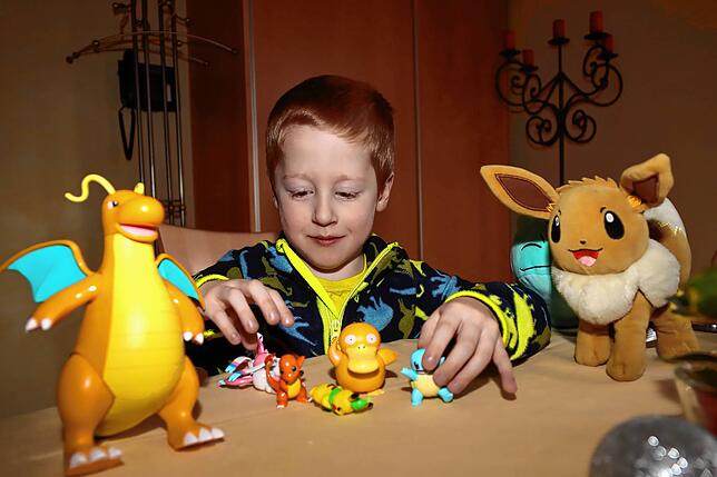 Richard ist ein kleiner Fachmann für Pokémon-Figuren. Er kennt sie alle ganz genau beim Namen.