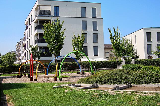 Dieser Spielplatz am Bertold-Schmidt-Platz bietet keine Schattenmöglichkeiten für die Kinder.