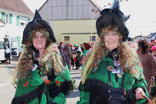 Dieses Jahr incognito beim Narrenbaumstellen in Ittendorf: Die Narreneltern der Guggenbichler, Marlies Matt (links) und Hilde Meister, ...