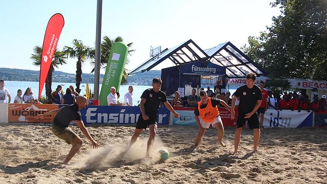 Packende Fußballszenen auf Sand waren beim Beachsoccer Cup immer wieder zu sehen.