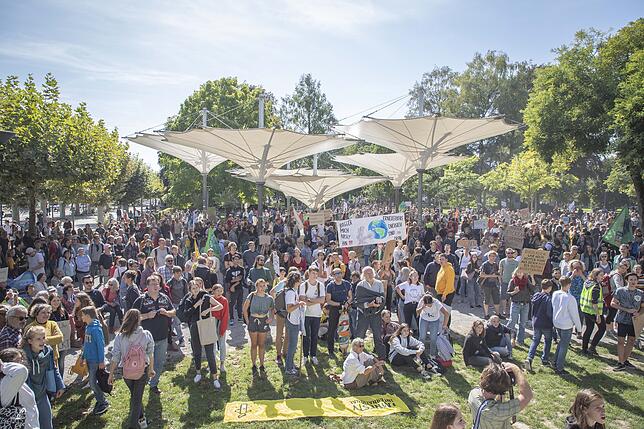 Bild 5: Etwa 10.000 Menschen demonstrieren in Konstanz fürs Klima