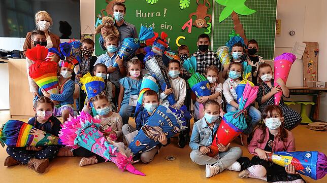 Eine bunte Gruppe: Die Klasse 1c der Grundschule Engen und ihr Klassenlehrer Stephan Blum haben sich für ihr erstes Klassenfoto versammelt.