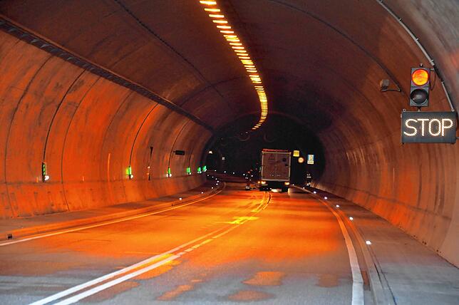 2020: Blick in den Bürgerwaldtunnel. Nach einem Fahrzeugbrand Anfang Juni 2020 mussten 25 Personen aus der Tunnelröhre evakuiert werden. ...