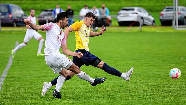 Marco Haug (SG Dettingen-Dingelsdorf, hinten) kann hier Süleyman Karacan (Türk. SV Singen) nicht am Torschuss hindern. Karacan schoss in ...