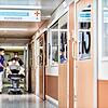 Die Notaufnahmen der Krankenhäuser sind überlastet (hier: das Kreisklinikum Lörrach), die ambulante Versorgung dünnt zusehends aus. Mit ...