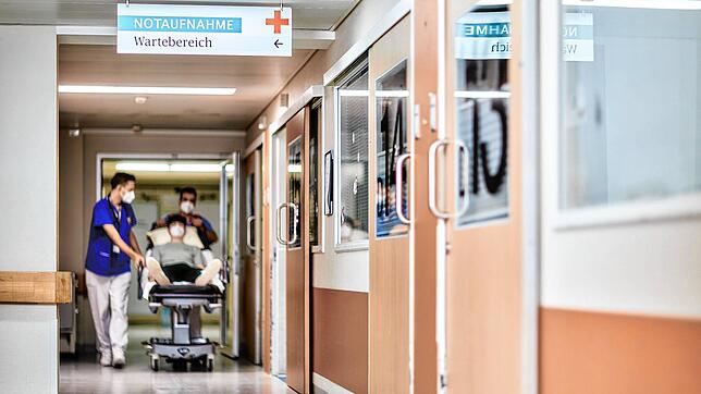 Die Notaufnahmen der Krankenhäuser sind überlastet (hier: das Kreisklinikum Lörrach), die ambulante Versorgung dünnt zusehends aus. Mit ...