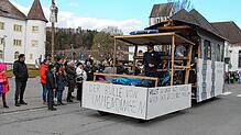 Das überdimensionale Polizeifahrzeug mit Häftlingswagen gehört dem &bdquo;Bullen von Immendingen&ldquo;, der für Sicherheit auf den ...