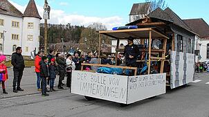Das überdimensionale Polizeifahrzeug mit Häftlingswagen gehört dem &bdquo;Bullen von Immendingen&ldquo;, der für Sicherheit auf den ...