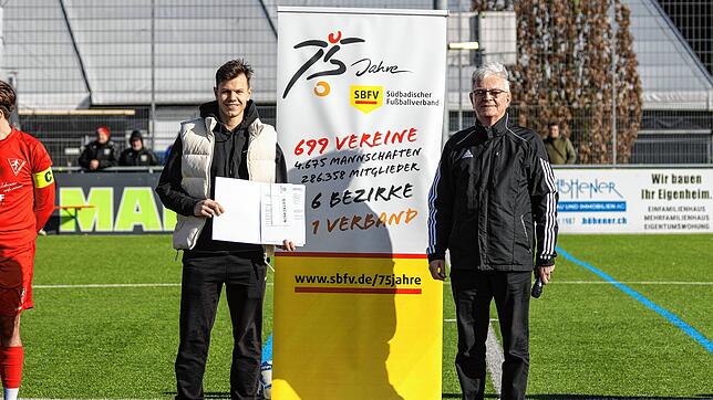 Christoph Matt (links) bei der Ehrung im Rahmen der Fairplay-Aktion des DFB.