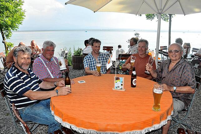 Im Biergarten „Zum Schorsch“ in Fischbach lässt es sich nicht nur am schattigen Stammtisch mit einer kühlen Brise vom See ...