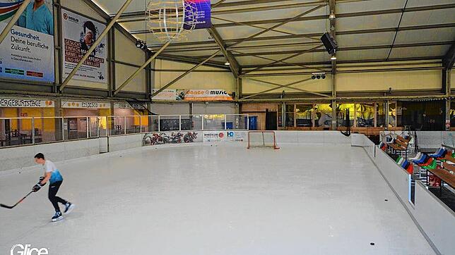 Hobby-Eishockey auf Kunststoffplatten: In Ludwigsburg bei Stuttgart sieht das so aus.