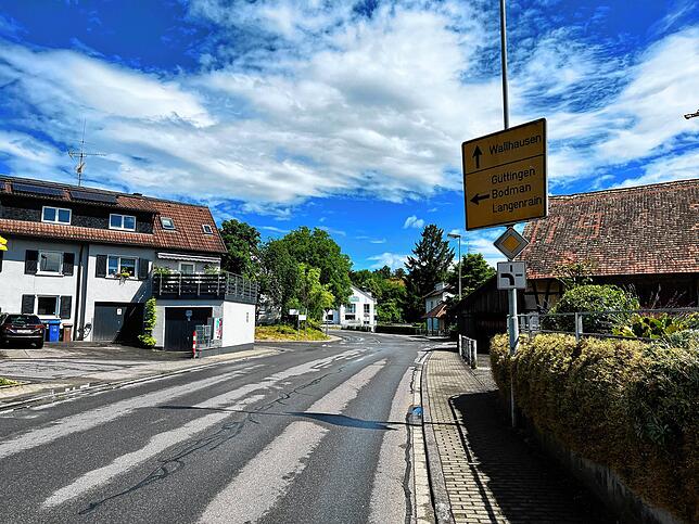 Die Konstanzer Straße führt einmal durch den Ort. Links rum führt die Langenrainer Straße nach Güttingen, Bodman und Langenrain, ...