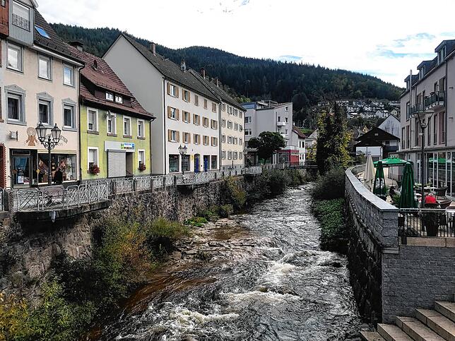 Die Gutach in Hornberg fließt direkt am rechts liegenden Café vorbei.