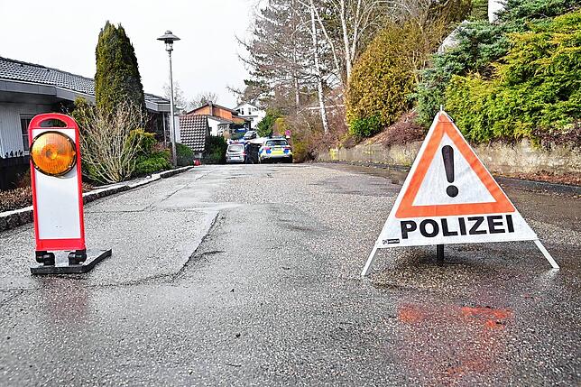 Eine Absperrung der Polizei sichert den Einsatz am 23. Januar in Unterkirnach. Auch nach dem Einsatz gibt es für die Polizeipsychologen ...