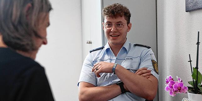 Polizist Simon Herz erzählt im Gespräch mit Redakteurin Claudia Wagner, „dass der Großteil der Menschen, denen ich begegne, nach wie vor ...