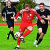 Früher Schock: Marvin Kalt (Mitte, gegen Jan Steininger) düpierte die SG FC Wehr/Brennet und brachte den FC Schlüchttal beim 3:2-Sieg in ...