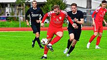 Früher Schock: Marvin Kalt (Mitte, gegen Jan Steininger) düpierte die SG FC Wehr/Brennet und brachte den FC Schlüchttal beim 3:2-Sieg in ...
