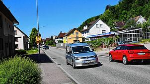 Unauffällig ist die Unfallstatistik. Hier ein Bild vom Verkehr auf der Bundesstraße B¦34, die mitten durch die Gemeinde Schwörstadt ...