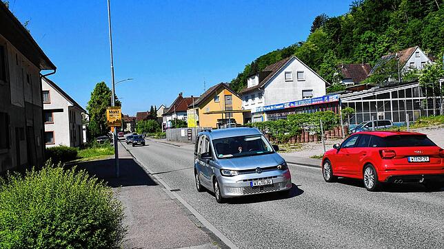 Unauffällig ist die Unfallstatistik. Hier ein Bild vom Verkehr auf der Bundesstraße B¦34, die mitten durch die Gemeinde Schwörstadt ...