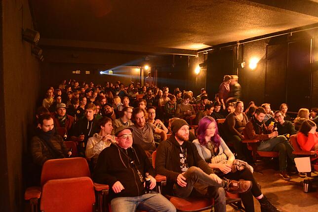 Zuschauer während einer Vorstellung im Zebrakino.