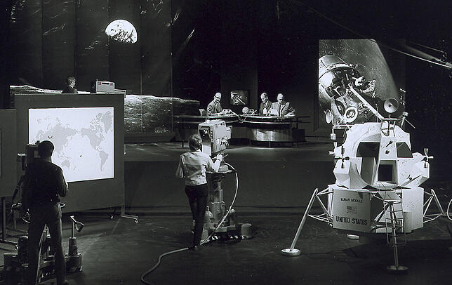Blick ins Apollo-Sonderstudio des WDR. Im Vordergrund eine verkleinerte Attrappe der Mondlandefähre.