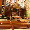 Die Plätze für die Gottesdienstbesucher werden in der katholischen Kirche durch brennende Kerzen markiert. Bild: Martha Weishaar