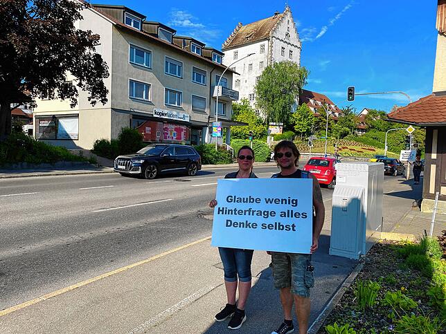 Nadine Kolb und Michael Schattel, der Organisator von „Markdorf aktiv“, stehen am Mittwoch mit einem Schild am Straßenrand ...