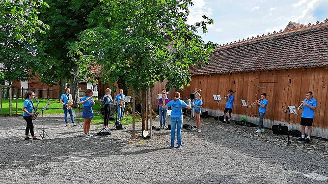 Ein Auftritt unter Corona-Bedingungen: Jugendliche des Musikvereins Weildorf spielen an der Weildorfer Kegelbahn mit Abstand und an der ...