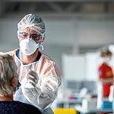 Coronatests am Euroairport Basel-Mulhouse. Die Aufnahme entstand im Sommer 2020.
