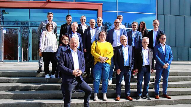 Gruppenbild mit Organisatoren, Partnern und Sponsoren: Sie alle sorgen dafür, dass das Wirtschaftsforum wieder über die Bühne der ...