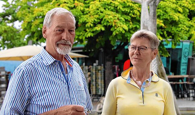 Den Touristen Annegret und Heinz Müller gefällt der Brunnen, es fehlten ihnen lediglich Informationen.
