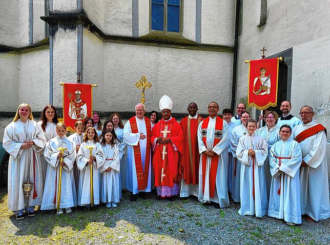 Das Bild der Messdiener und den Gesitlichen nach dem historischen Kirchenereignis in Bohlingen wird in Erinnerung bleiben, in der Mitte ...