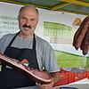 Landwirt und Metzger Richard Schwer präsentiert seinen Schwarzwälder Speck und kann seinen Kunden auch den Seitenspeck empfehlen. Bild: ...