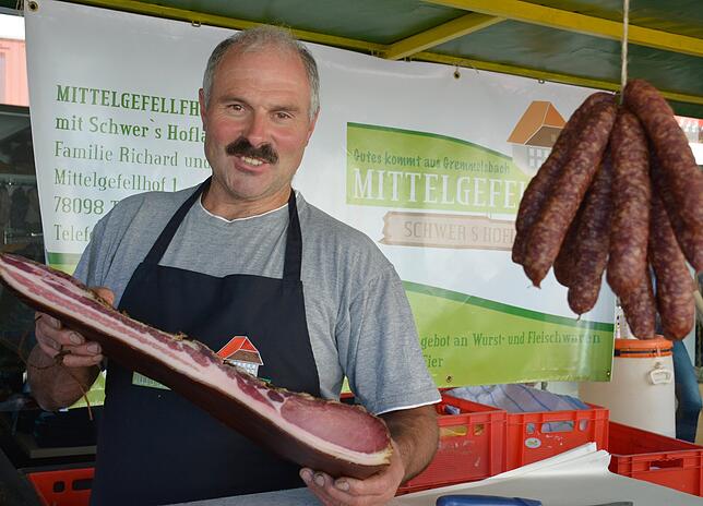 Landwirt und Metzger Richard Schwer präsentiert seinen Schwarzwälder Speck und kann seinen Kunden auch den Seitenspeck empfehlen.