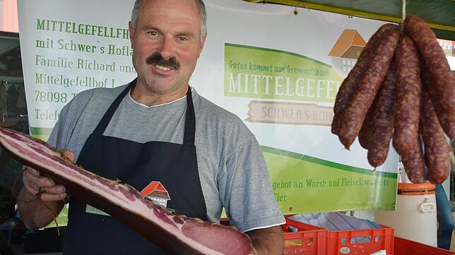Landwirt und Metzger Richard Schwer präsentiert seinen Schwarzwälder Speck und kann seinen Kunden auch den Seitenspeck empfehlen.