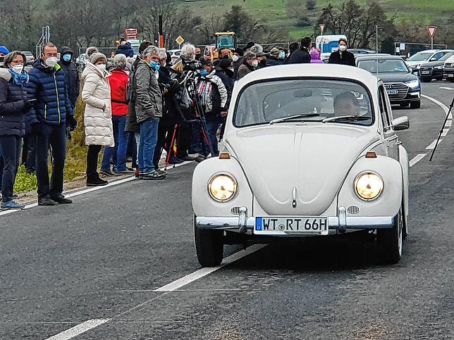 Herbie auf Tour: Ein alter Käfer fuhr als einer der ersten Fahrzeuge über die Strecke.