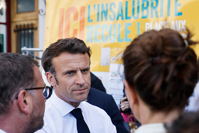 Emmanuel Macron bei einem Wahlkampfbesuch in Saint-Denis, einem nördlichen Vorort der Hauptstadt Paris. Stadtbewohner wählen eher ...