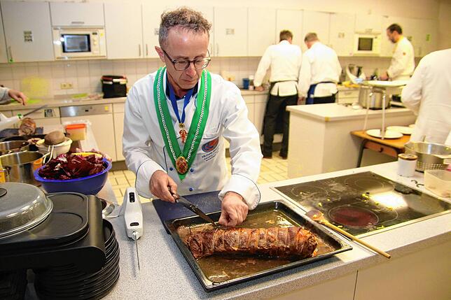 Michele Mazzoni, der Leiter der Schwenninger „Swano Chuchi“ hilft hier beim Kalbsbraten mit. Das grüne Band weist ihn als ...