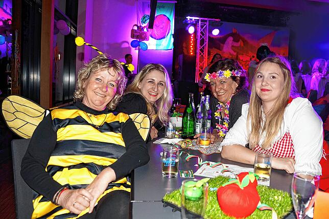Bild 9: Bilder der &bdquo;Wieberfasnet&ldquo; des Narrenvereins Bosköpfe im Seeum