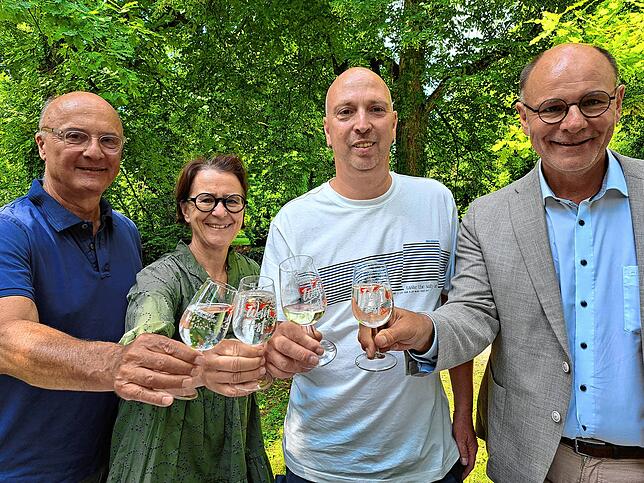 Sie stoßen schon mal auf das Singener Weinfest an (von links): Wilfried Trah und Claudia Kessler-Franzen von Singen aktiv, Organisator ...