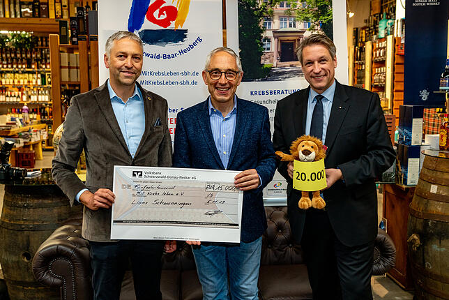 Jürgen Rudolf (links), Präsident des Lions Club Schwenningen und Thorsten Schleich (rechts), Präsident des Lions Club Villingen ...