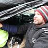Frank Mahr gewährt einen Einblick in seine Unterkunft: Ein selbst konstruiertes Zelt aus Planen und Decken. Hier lebt er zusammen mit ...