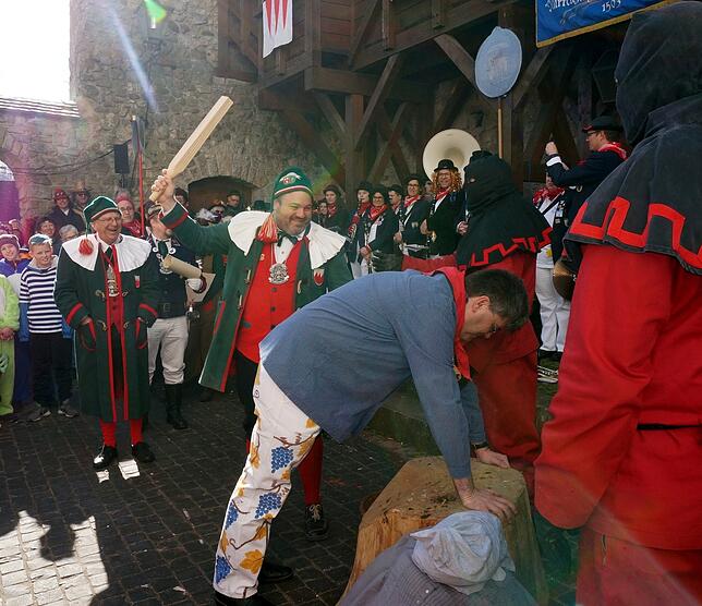 Gezielte Schläge: Marc Schärer, neuer Zeremonienmeister der Tiengener Zunft, schlägt den letztjährigen Delinquenten, Landrat Martin ...