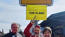 &bdquo;Willkommen in the Eländ&ldquo;: Liggeringens Ortschaftsräte Jürgen Klöckler, Hermann Leiz und Konrad Maximilian Weidele haben vor ...
