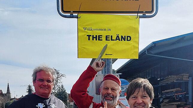 &bdquo;Willkommen in the Eländ&ldquo;: Liggeringens Ortschaftsräte Jürgen Klöckler, Hermann Leiz und Konrad Maximilian Weidele haben vor ...