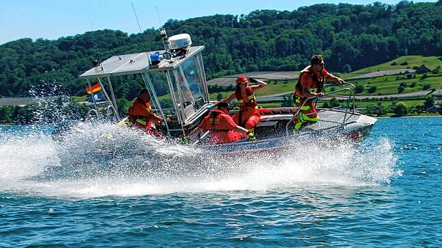 Mit über 50 Stundenkilometern peitscht das DLRG-Rettungsboot vom Öhninger Hafen zu einem Übungseinsatz auf dem Bodensee zum Strandbad ...